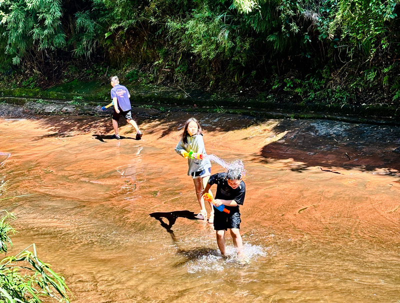 孩童水槍大戰，水花里藏著夏日歡樂。江勇攝