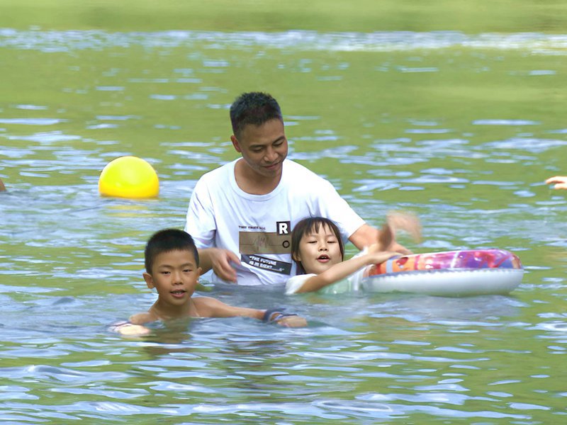 孩子還家長(zhǎng)看護(hù)下盡情戲水。