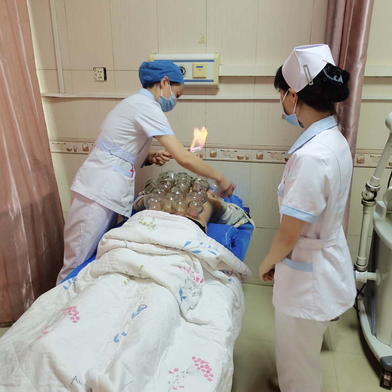 劉禮萍跟同仁一起探討中醫(yī)適宜技術(shù)。