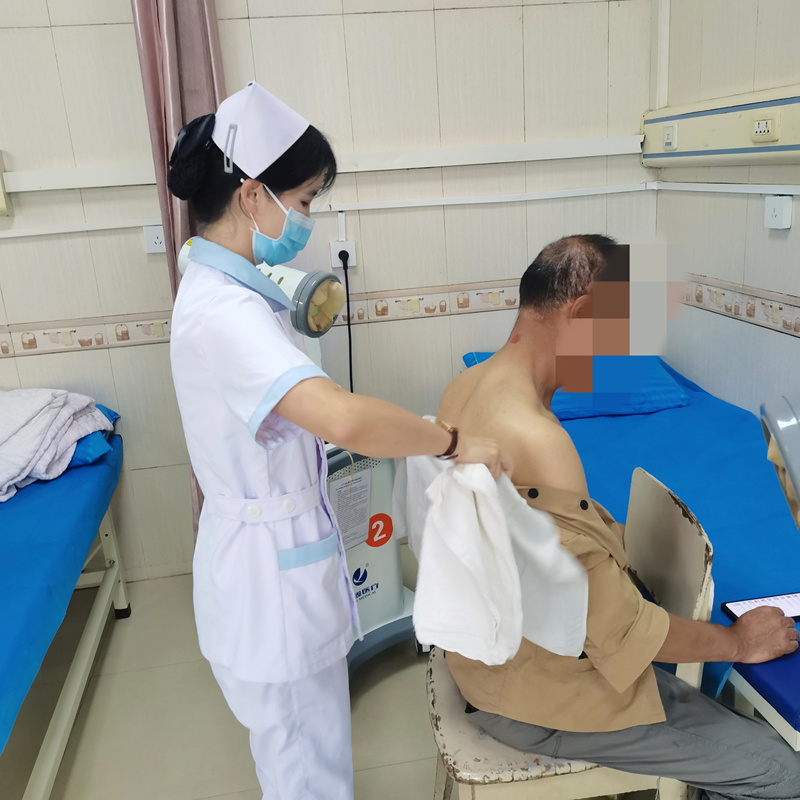 劉禮萍為居民做中藥熏蒸。