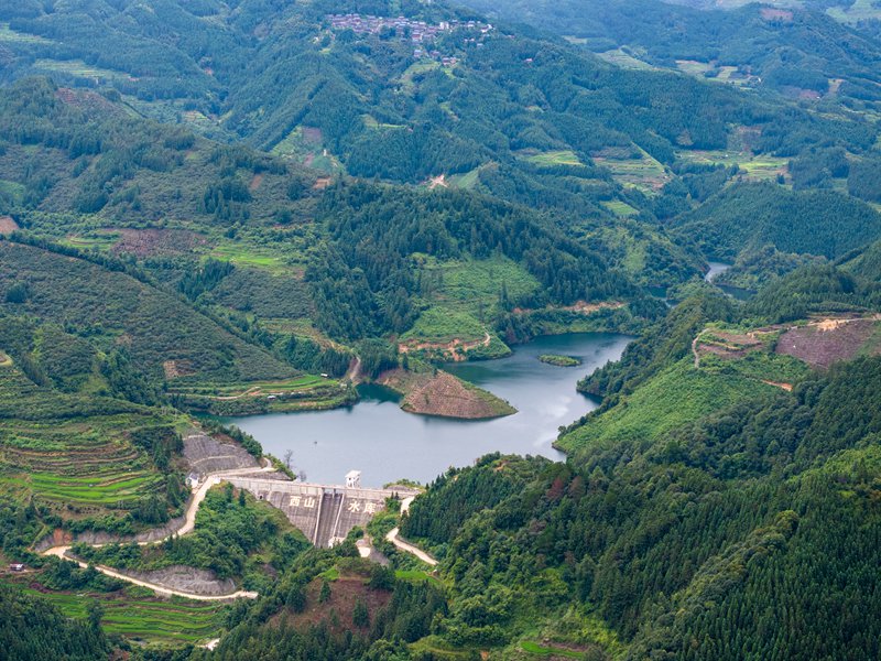 2025年8月7日，拍攝的貴州省從江縣西山鎮西山水庫（無人機照片）。
