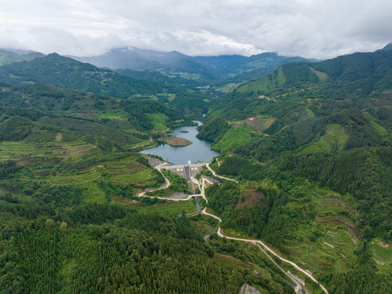  2025年8月7日，拍攝的貴州省從江縣西山鎮西山水庫（無人機照片）。