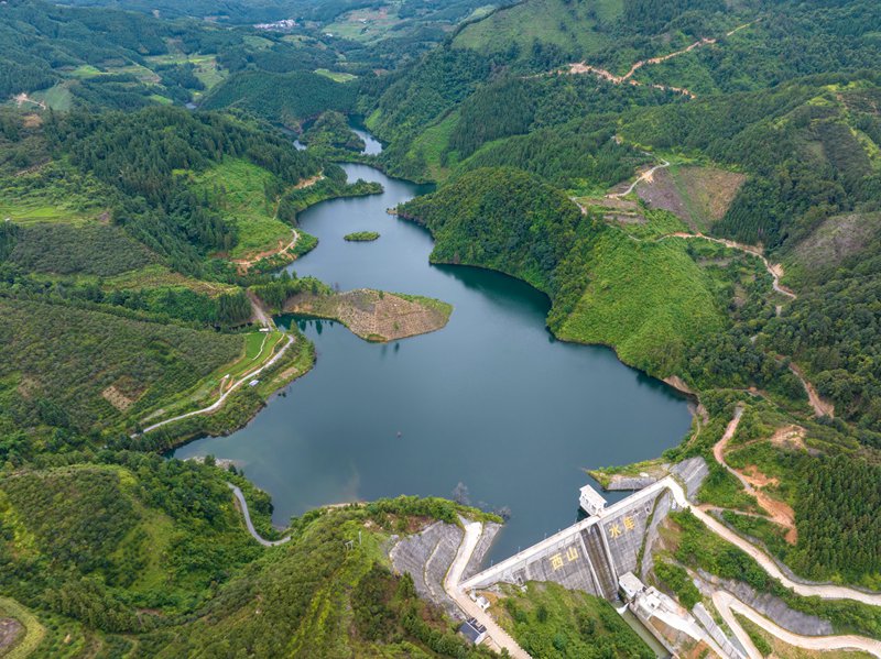 2025年8月7日，拍攝的貴州省從江縣西山鎮西山水庫（無人機照片）。