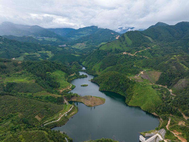  2025年8月7日，拍攝的貴州省從江縣西山鎮西山水庫（無人機照片）。