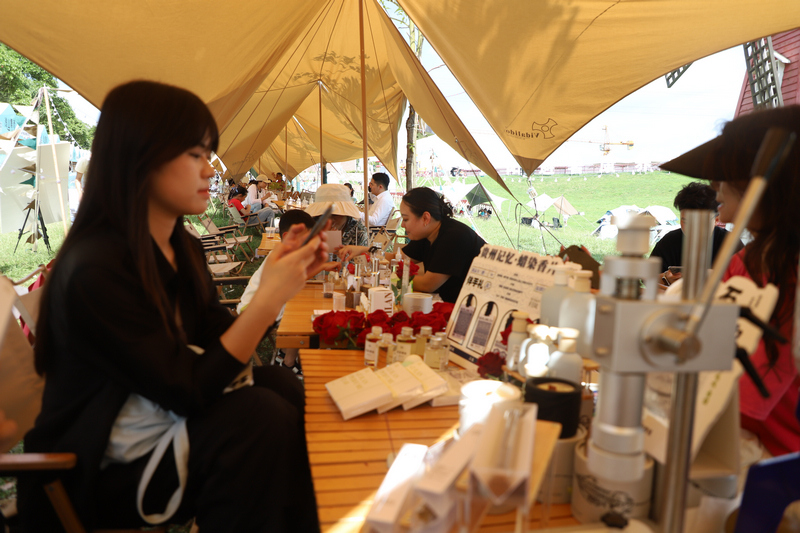 草坪集市。魏鵬攝