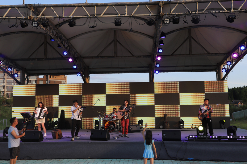 夜間派對現場。畢音紅攝