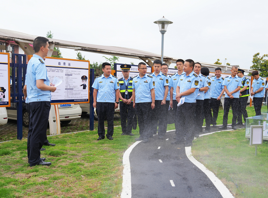 在安全教育實訓基地開展研學活動。