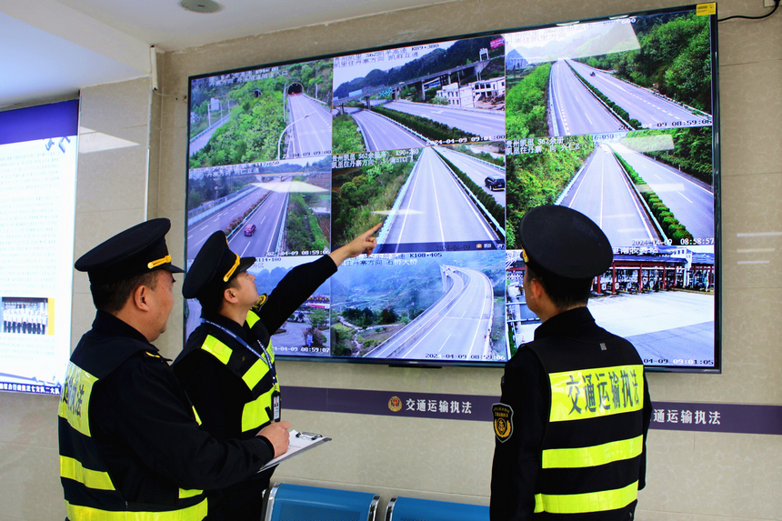 執(zhí)法人員對重點路段開展網絡巡查。
