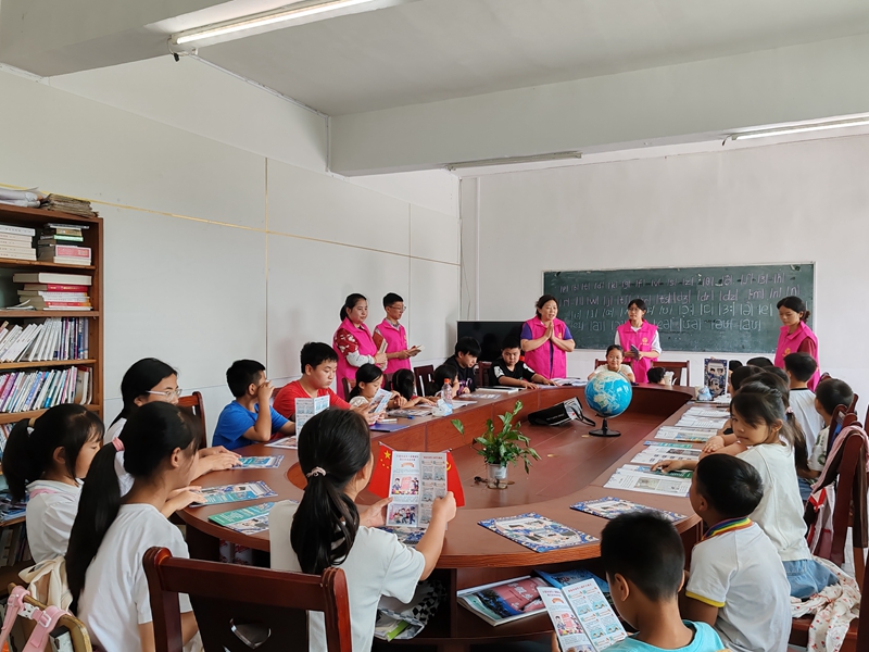 公共事務(wù)管理辦、綜合治理服務(wù)中心、婦聯(lián)等部門走進(jìn)公益課堂聯(lián)合開展愛心關(guān)懷慰問活動(dòng)。