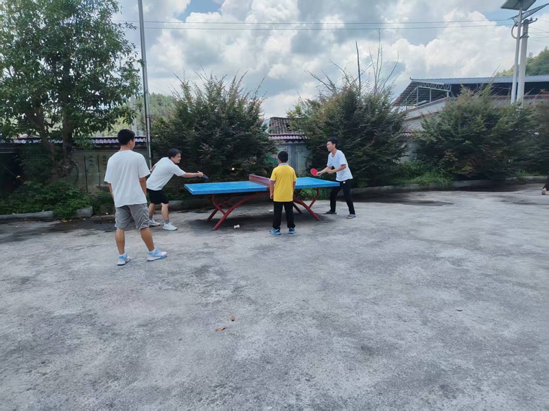 開展打乒乓球活動(dòng)。
