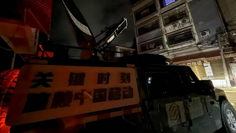 中國(guó)移動(dòng)調(diào)度中型復(fù)合翼高空無(wú)人機(jī)基站為用戶提供網(wǎng)絡(luò)服務(wù)。