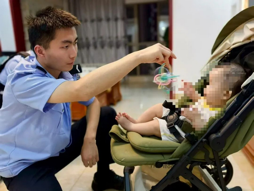 拿出玩具陪小寶寶玩。