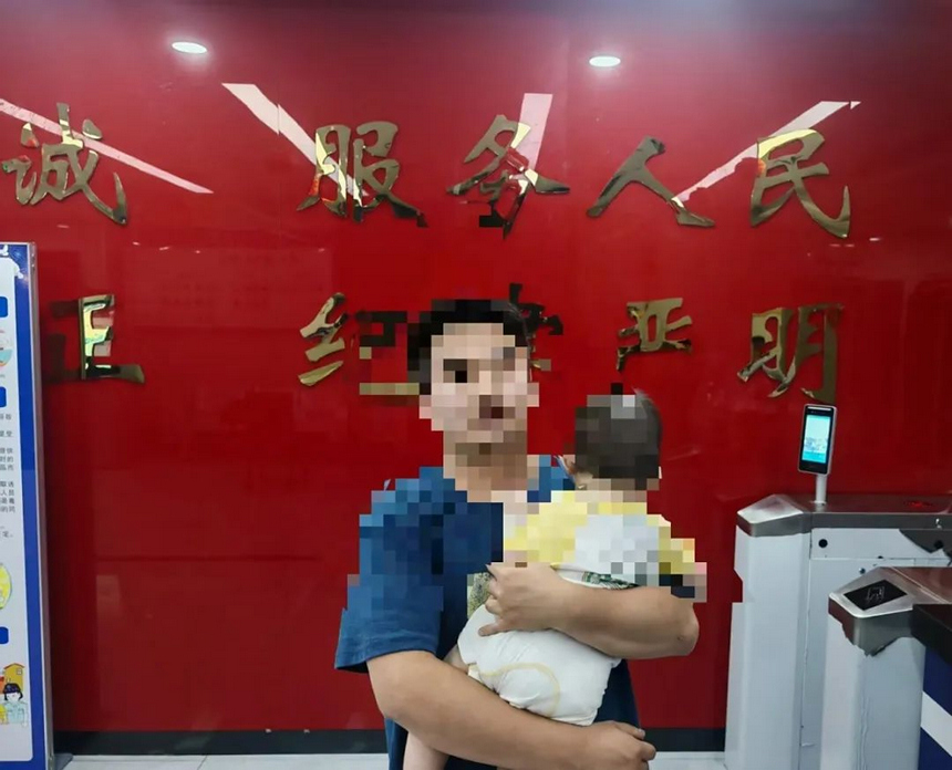 把小寶寶安全交給父親。