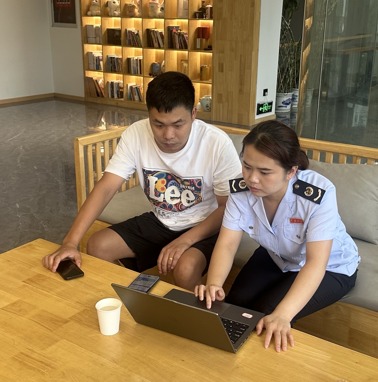 稅務部門到民宿行業開展合規指導.