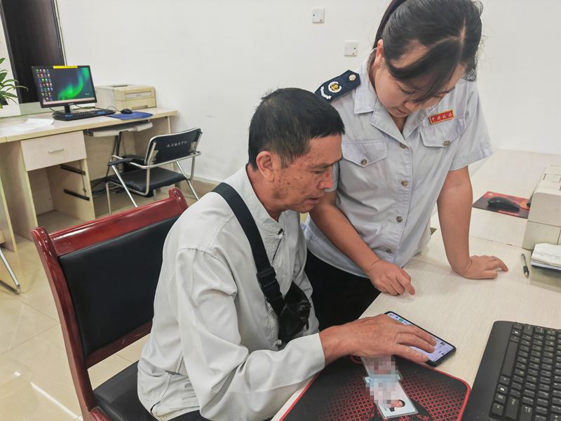 稅務人員為老年人講解開票流程。