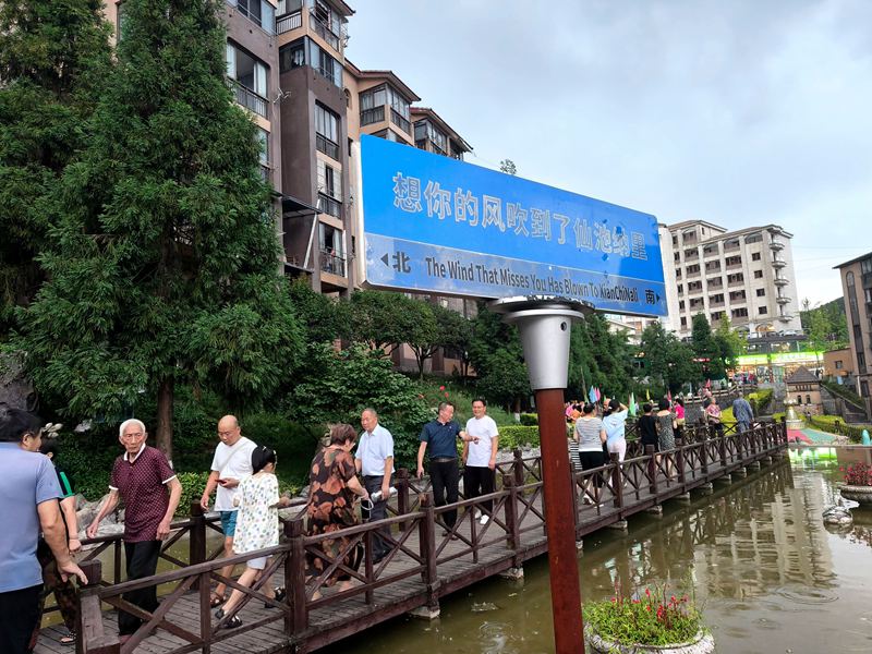 晚飯后，游客們不約而同的來到湖邊散步消食。姚瑤 攝
