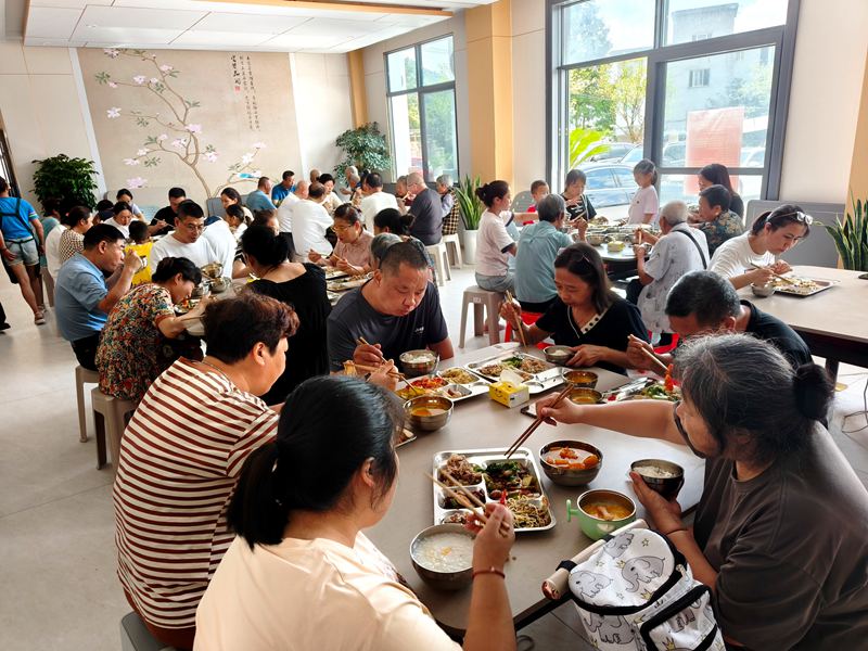 午餐時間，游客們共享美食。姚瑤攝