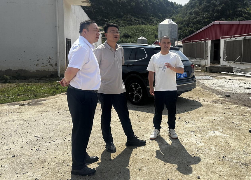 工行畢節赫章支行客戶經理走訪企業。