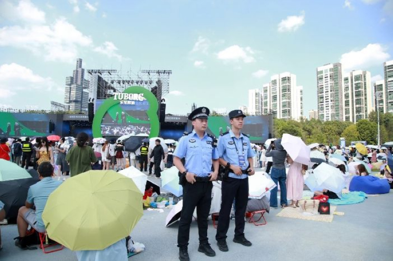 民警在樂堡啤酒·2025貴陽Z紀元銀河左岸音樂節現場,守護“樂迷”的快樂。觀山湖區融媒體中心供圖
