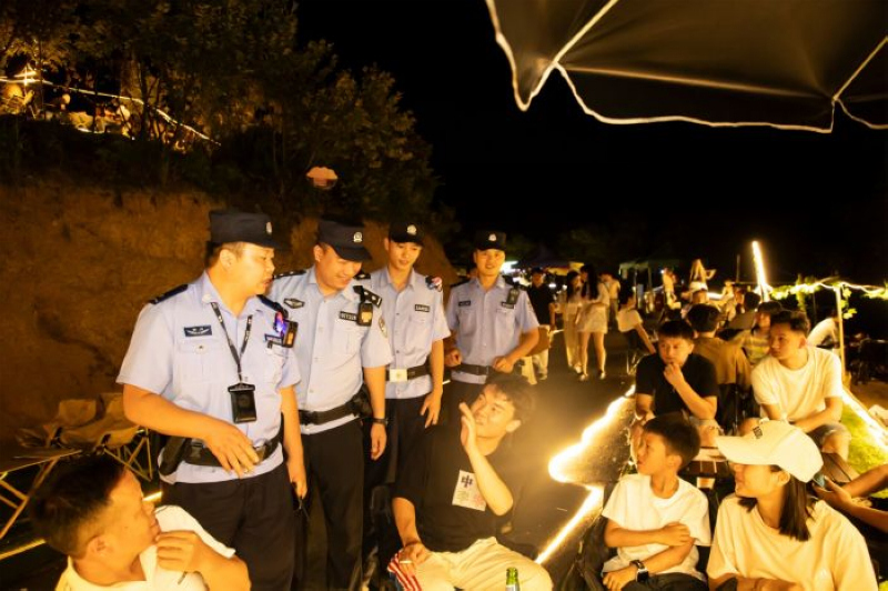 巡邏民警提醒游客注意安全。觀山湖區融媒體中心供圖
