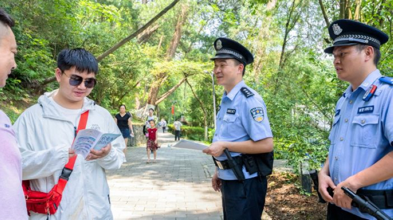 民警在百花湖景區巡邏,并向游客宣傳防溺水等安全知識。觀山湖區融媒體中心供圖
