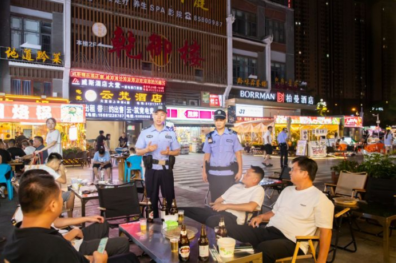 世紀城派出所民警在轄區夜市巡邏,提醒群眾注意安全。觀山湖區融媒體中心供圖