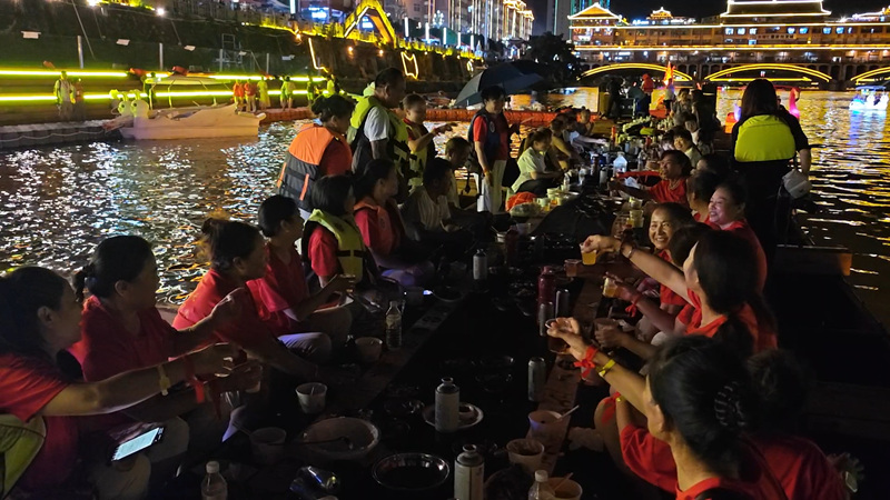 水族特色的長桌宴。