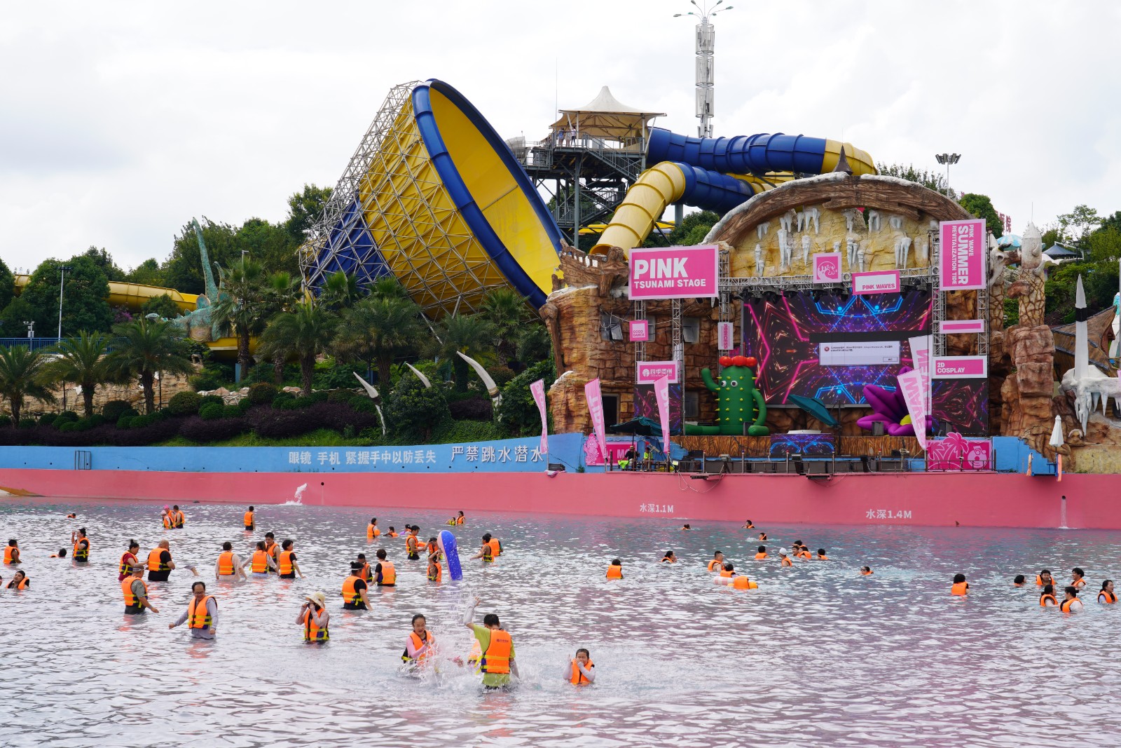 游客正在巨型海嘯池內(nèi)玩耍。