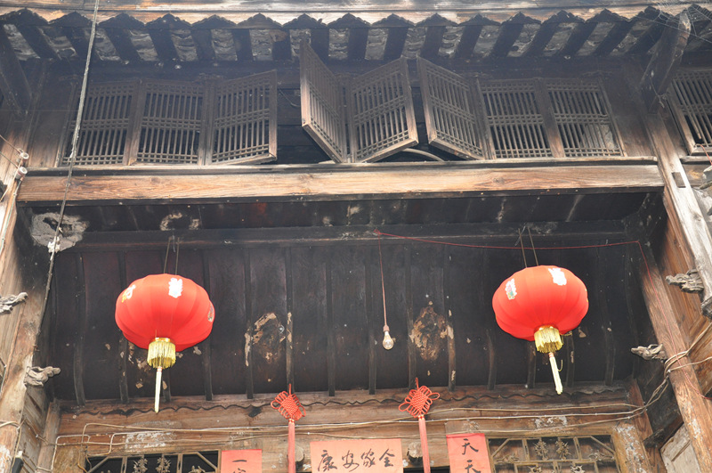 美輪美奐的燕窩斗拱、罩壁、檐口、窗欞。歐陽克儉攝