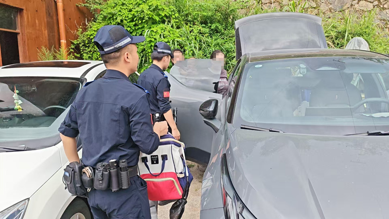 特（巡）警大隊正在救助中暑游客。