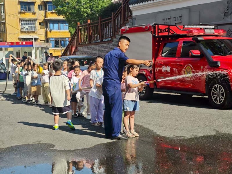 圖為暑期夏令營消防站體驗活動。