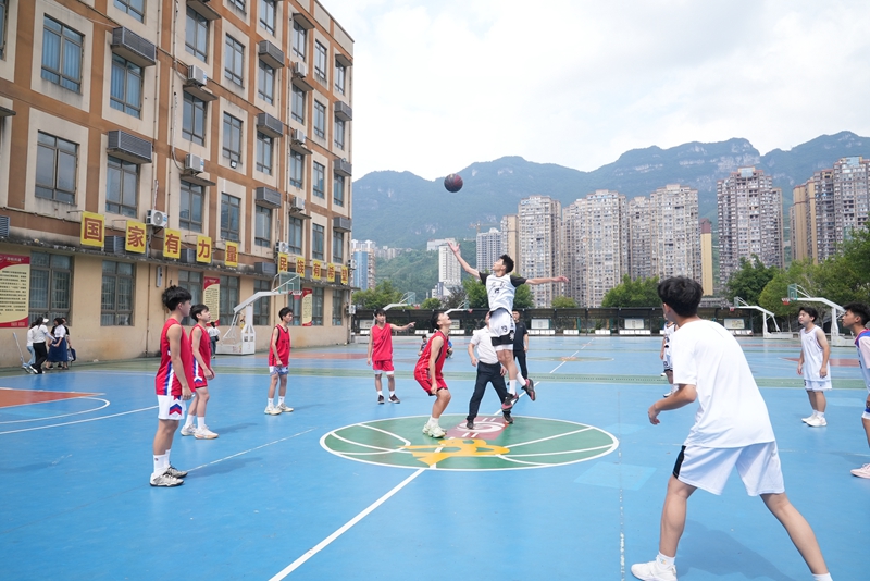 東西部學生在“莞銅籃球場”上開展籃球友誼賽。