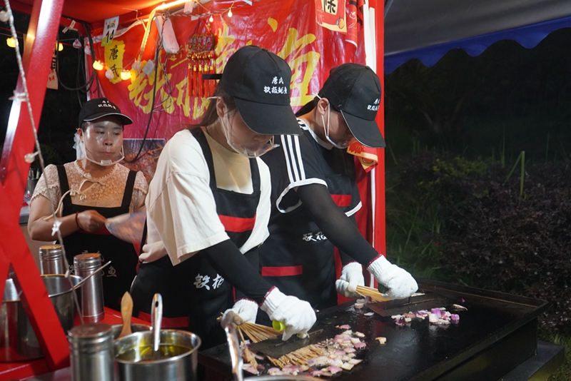 鐵板燒烤攤忙碌制作的青年老板。黃源匯攝