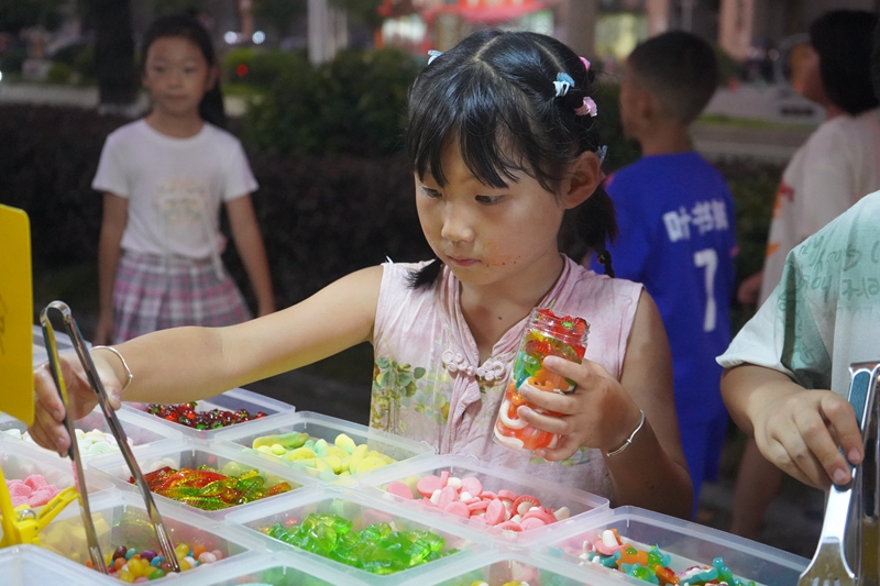 正在購買五彩糖果的小朋友。黃源匯攝