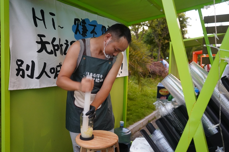 正在制作手工檸檬茶的攤位老板。黃源匯攝