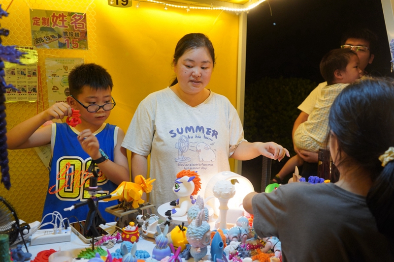 小朋友正在挑選自己心儀的商品。黃源匯攝