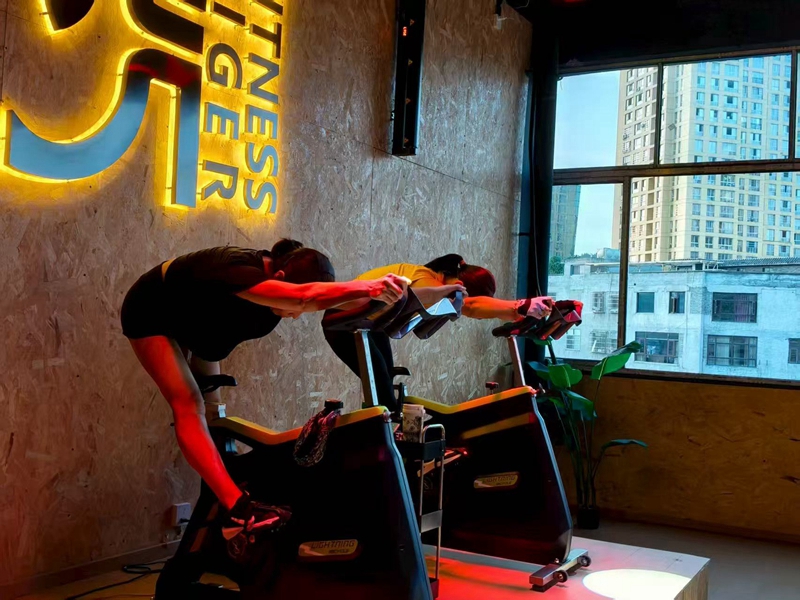 學(xué)員們正在騎動感單車。黃源匯攝