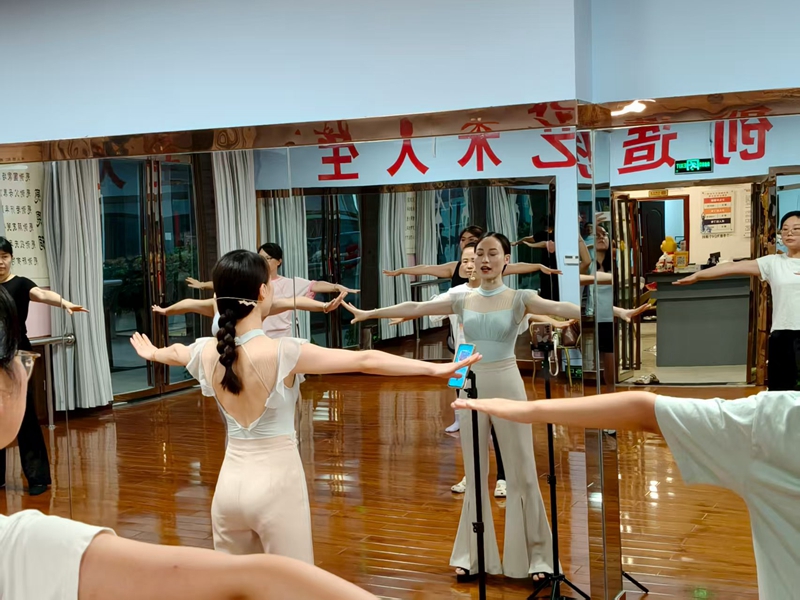 學(xué)員們正在上形體課。黃源匯攝