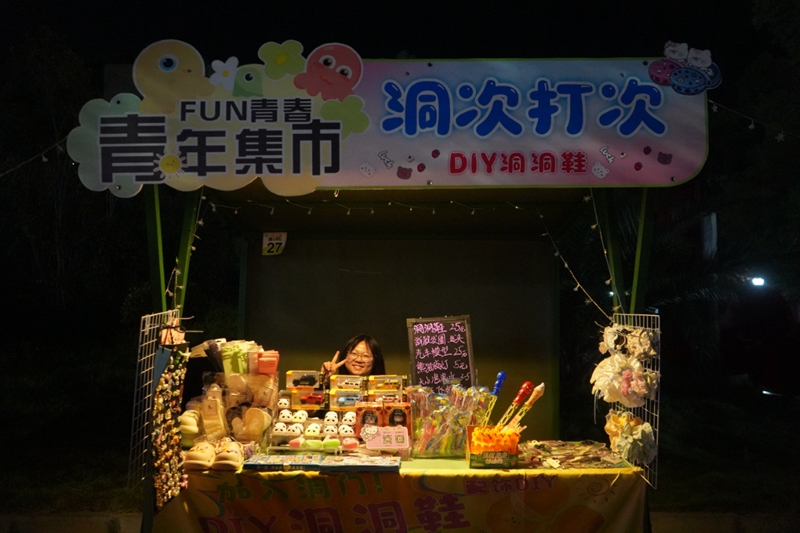 正在等待顧客光顧的青年集市攤販。黃源匯攝