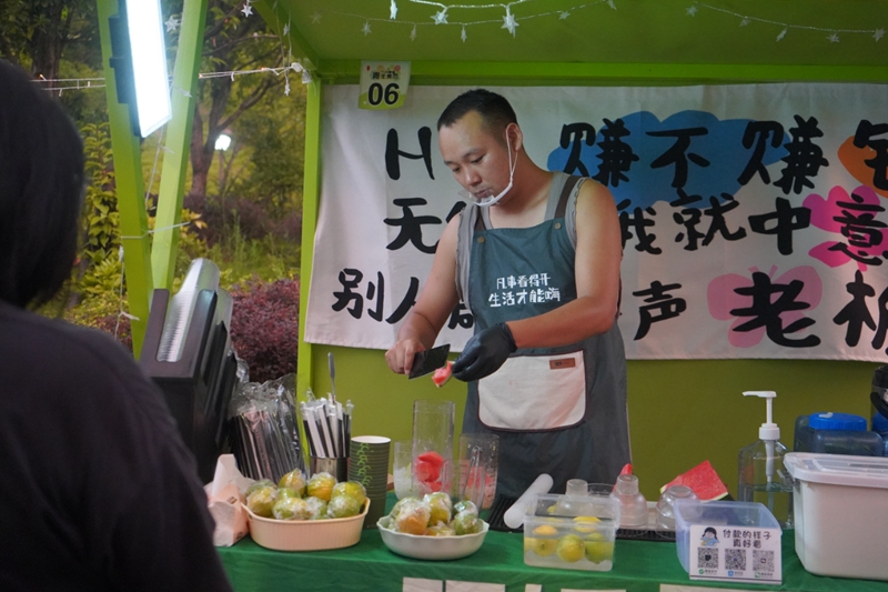 正在制作手工檸檬茶的攤位老板。黃源匯攝