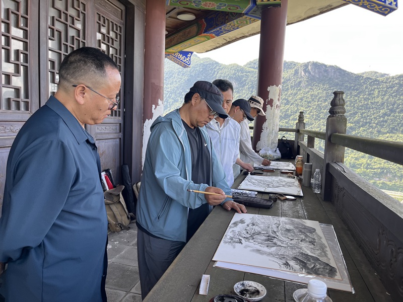著名畫家王乘等在赫章塔山公園寫生。王永勝攝