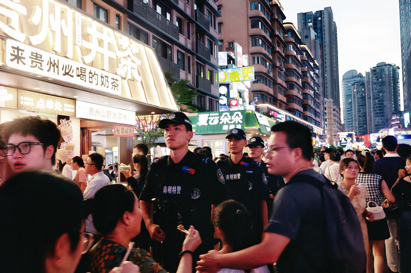 南明公安分局民警在青云市集巡邏。