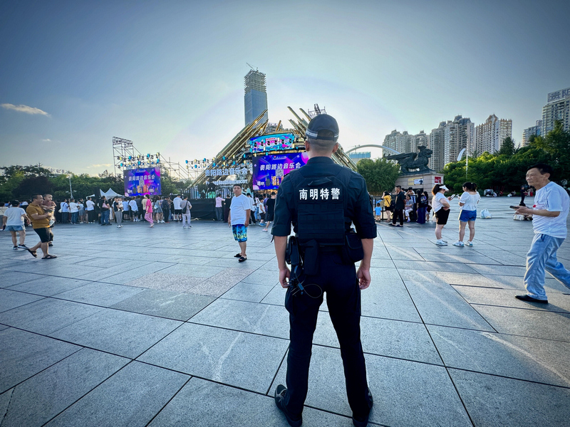 南明公安分局民警在筑城廣場(chǎng)巡邏。