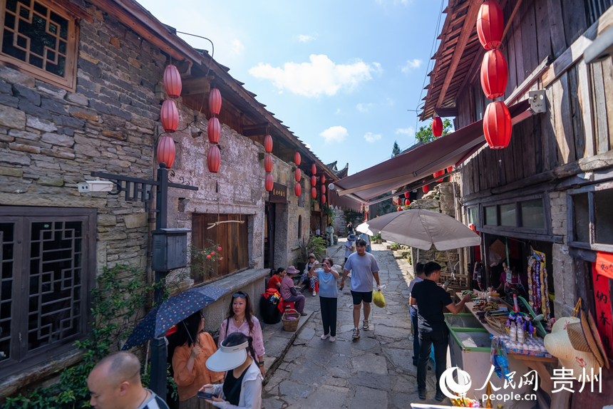 游客在屯堡內游覽。人民網記者 涂敏攝