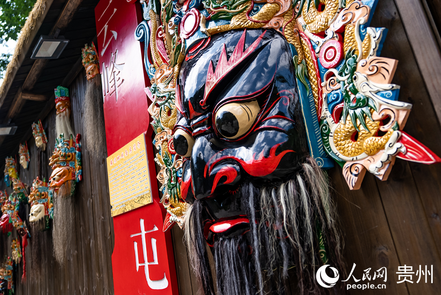 屯堡內的地戲元素打卡點。人民網記者 涂敏攝