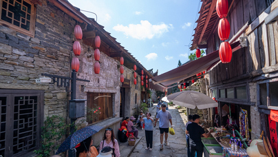 行進中國│古屯也趕“潮”走進屯堡，時光仿佛凝固：街巷兩側，石片做瓦的古樸民居錯落有致......