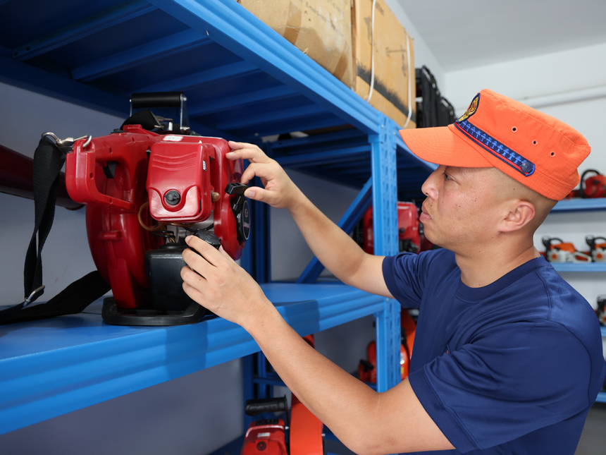 楊明懿整理器材。