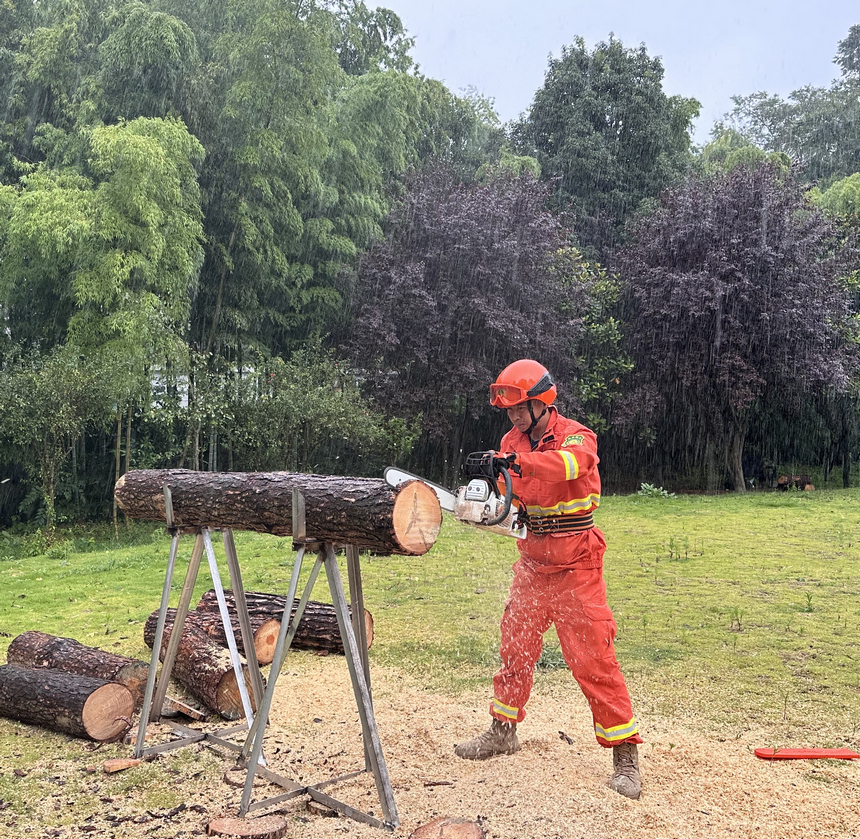 楊明懿訓(xùn)練。