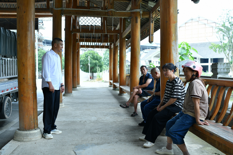 左萬坤給群眾宣傳森林防火知識。