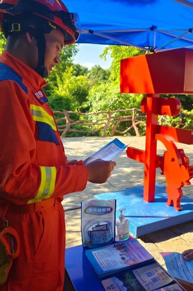 志愿服務(wù)者們在景區(qū)開展志愿服務(wù)。